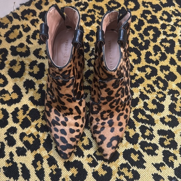 Veronica Beard Loretta Leopard Print Calf Hair Heeled Western Ankle Boots Sz 8 - Picture 13 of 14
